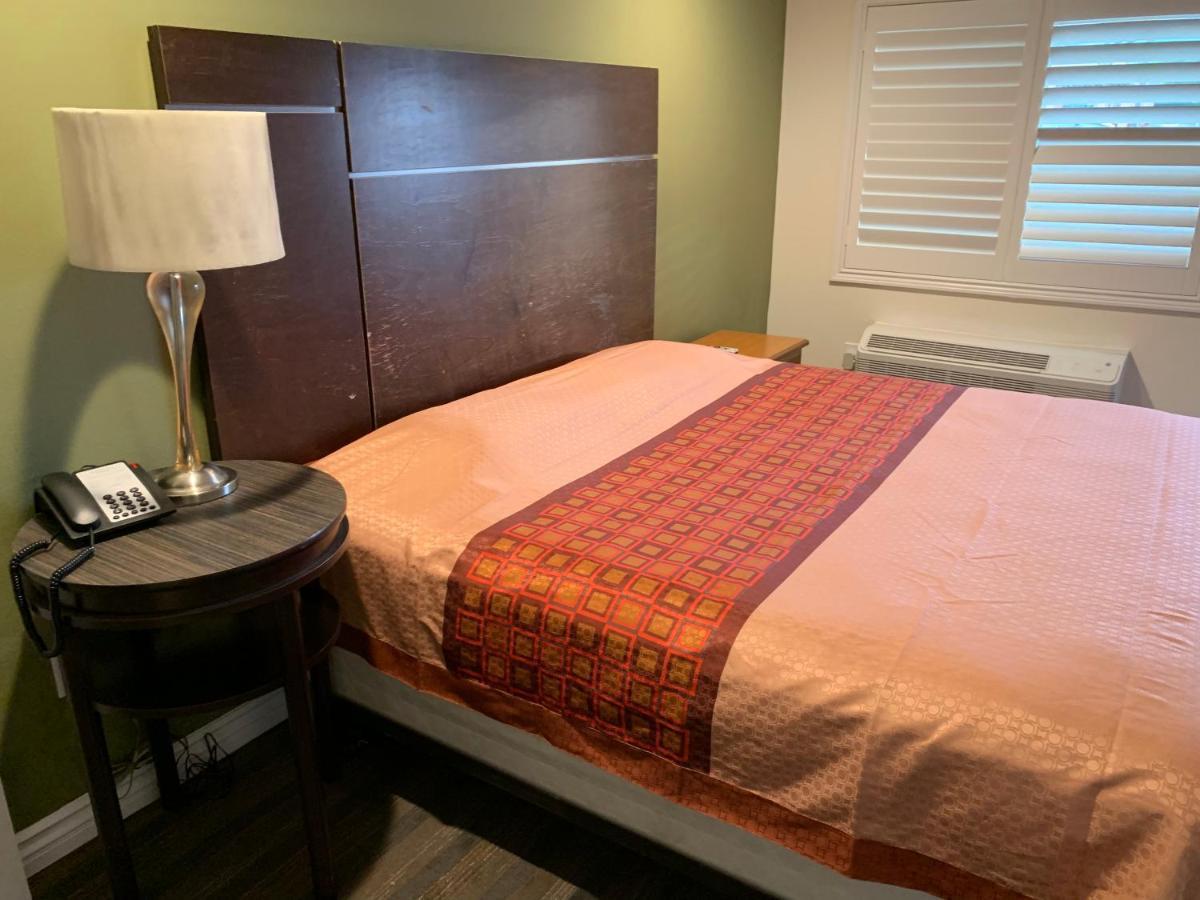 Desert Inn Motel Корона Екстериор снимка