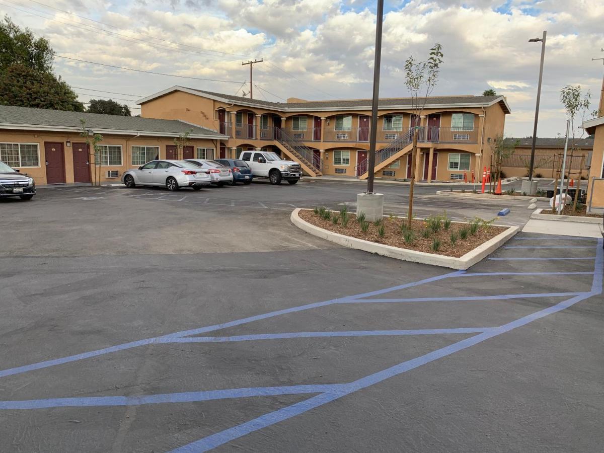 Desert Inn Motel Корона Екстериор снимка