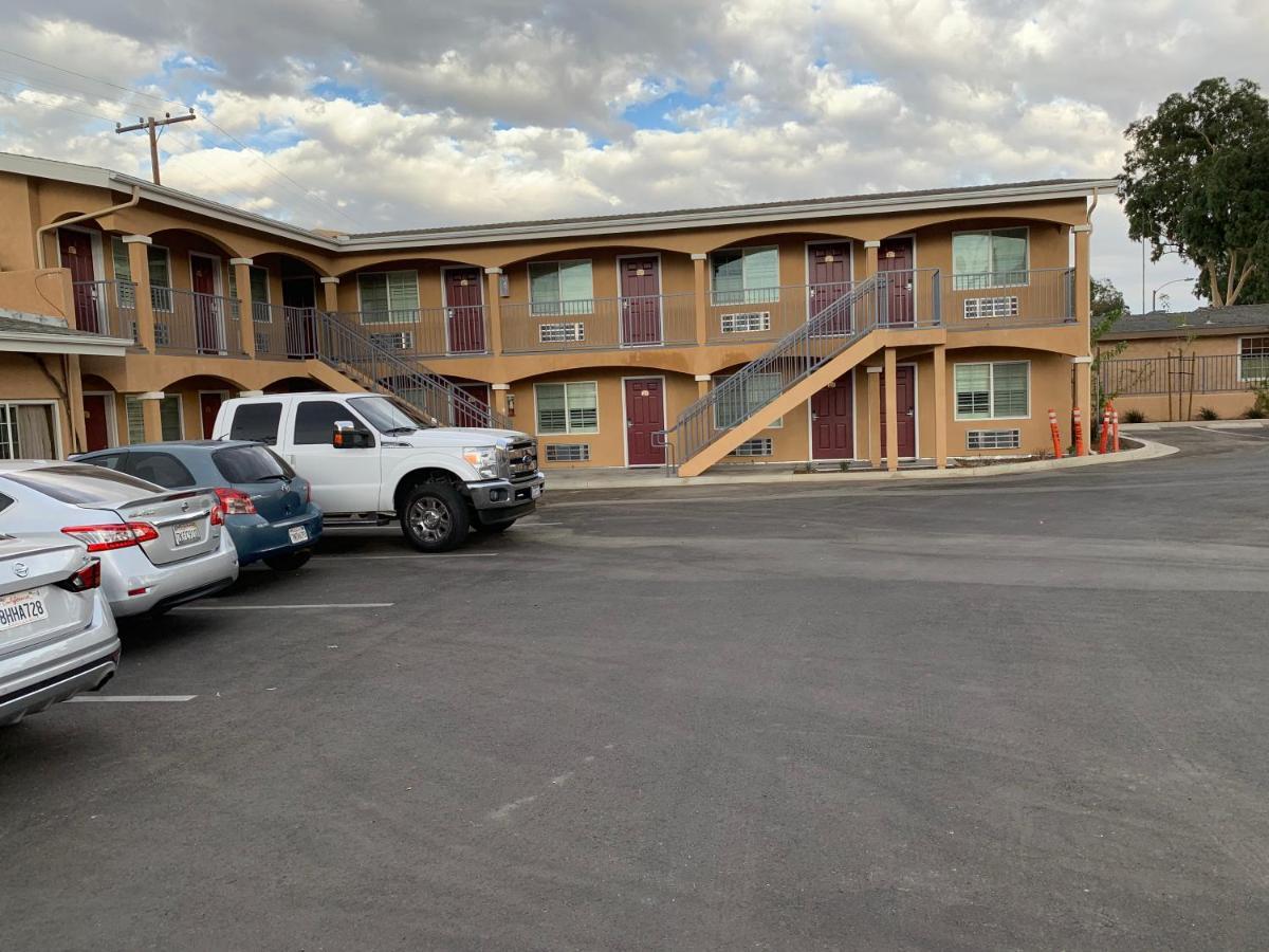 Desert Inn Motel Корона Екстериор снимка