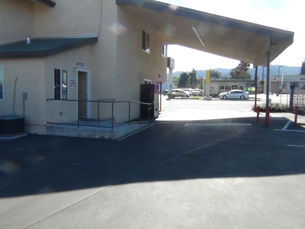 Desert Inn Motel Корона Екстериор снимка