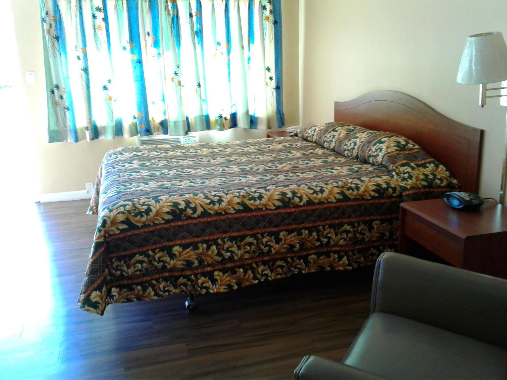 Desert Inn Motel Корона Екстериор снимка